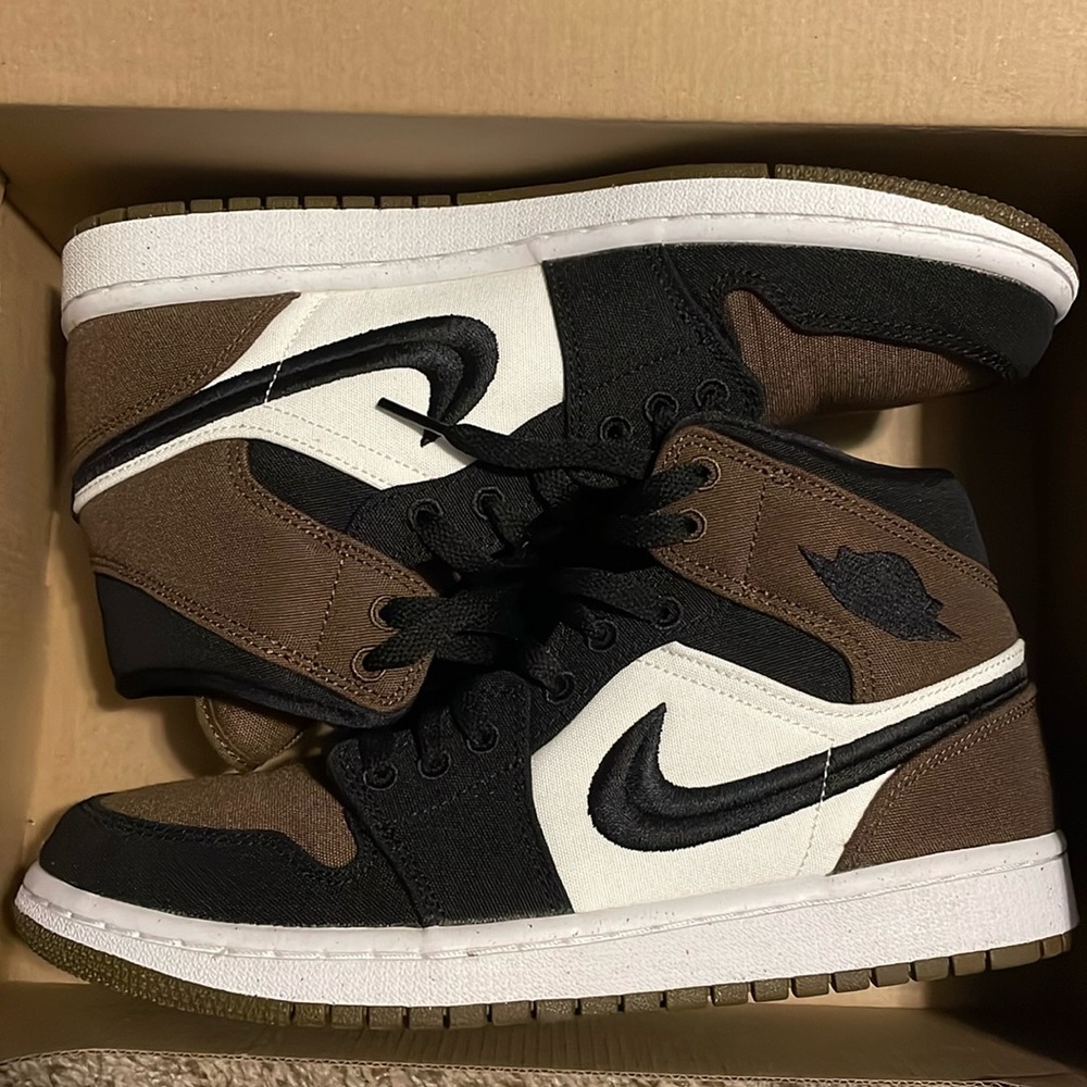WMNS Air Jordan 1 Mid SE